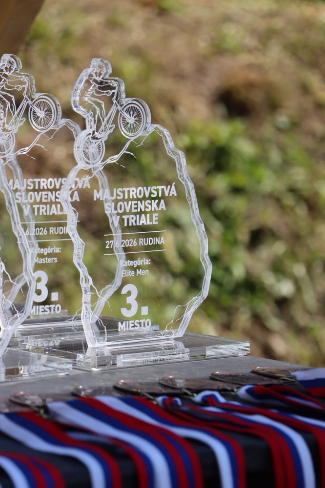 Trofej pre motoristov — silueta auta na mieru